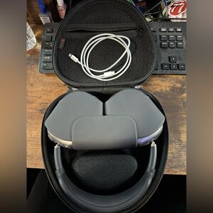 SOLD- Apple - AirPods Max (Lightning) - Space Gray
